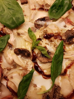 Una foto de Pizza de Pollo y Huevo