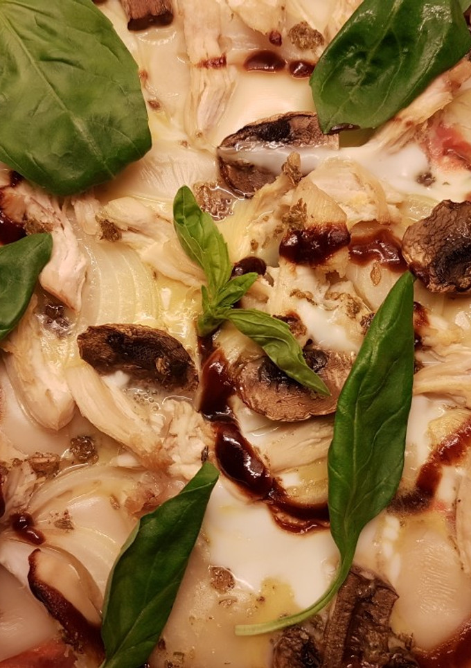 Una foto de Pizza de Pollo y Huevo