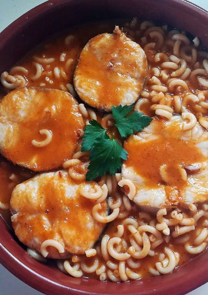 Una foto de Fideos con merluza