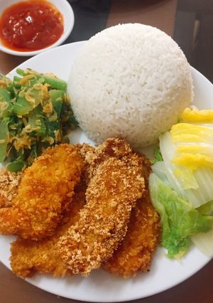 Hình của món Cơm tấm ức gà chiên xù.