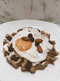 Waffles 🧇 de avena con huevo frito, queso crema de almendras y arándanos con semillas de ajonjolí ⚡️