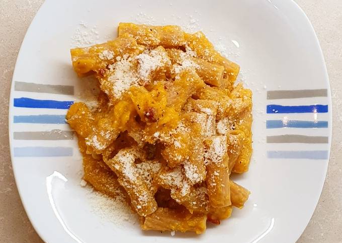 Pasta con zucca, speck e pecorino