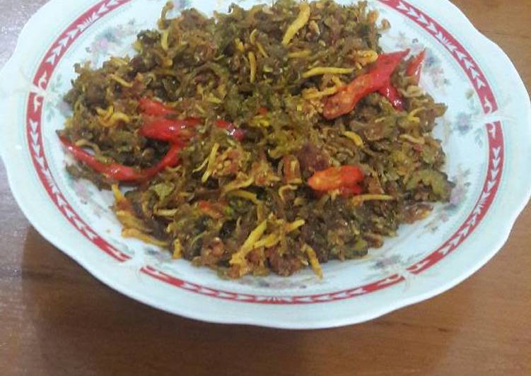 Cara termudah untuk Mudah Makan di DimePare nenek ikan teri medan