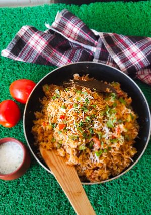 વેજ તવા પુલાવ (Veg Tawa Pulao Recipe In Gujarati) રેસીપી મુખ્ય ફોટો