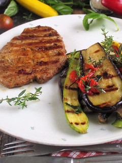 Grillezett tarja grillezett zöldség salátával recept fotója