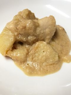Una foto de Pollo con patatas en salsa de almendras