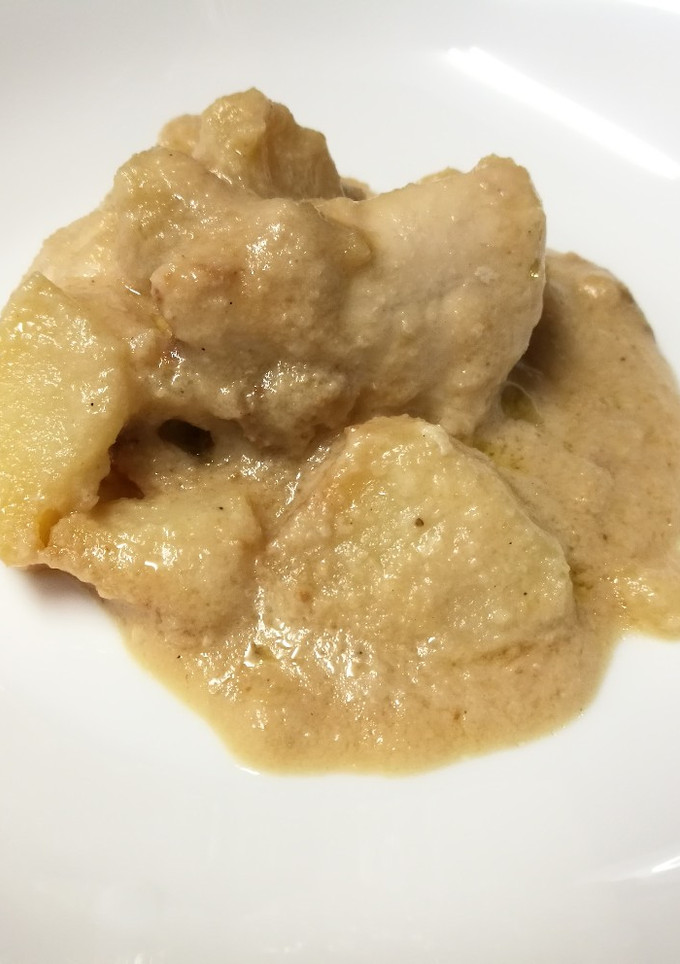 Una foto de Pollo con patatas en salsa de almendras