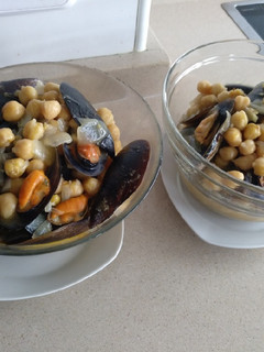 Una foto de Mejillones con garbanzos