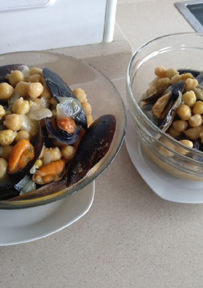 Una foto de Mejillones con garbanzos