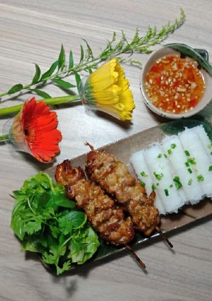 A picture of Banh Hoi with Grilled Pork.