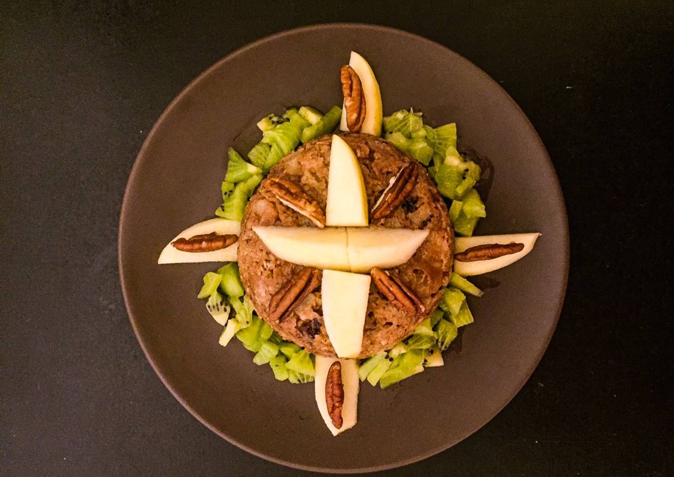 Un bowlcake à la pomme aux raisins secs et à la cannelle