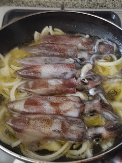 Una foto de Calamares encebollados