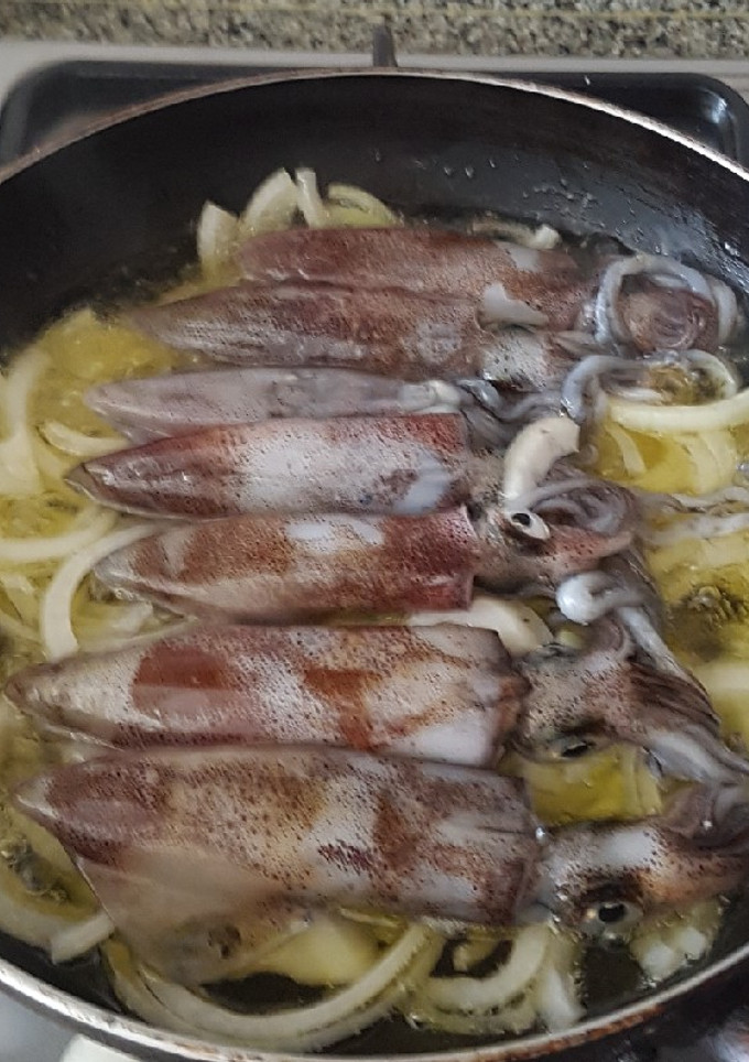 Una foto de Calamares encebollados