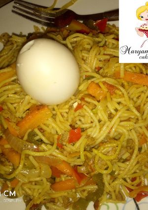 A picture of Fried spaghetti with veggies.