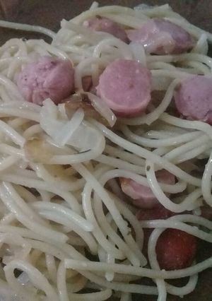 Una foto de Fideos encebollados con salchichas🍽