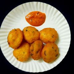 A picture of Ulundu bonda or urad dal fritters.