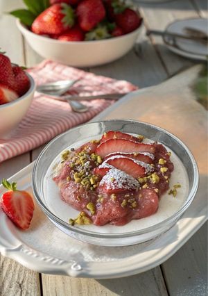 Foto di Cheesecake allo Yogurt e Copertura di Fragole al Marsala