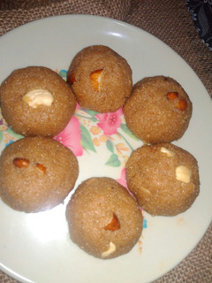 ચૂરમાં ના લાડુ (churma ladu recipe in Gujarati) રેસીપી મુખ્ય ફોટો
