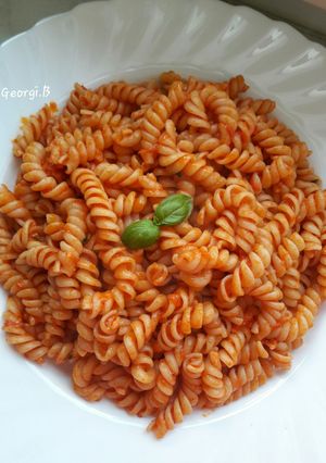 O poză a rețetei Paste cu sos tomat și parmezan.
