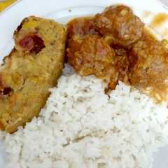 Una foto de Arroz blanco con albóndigas y torta de plátano Maduro