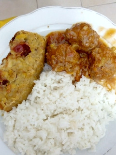 Una foto de Arroz blanco con albóndigas y torta de plátano Maduro