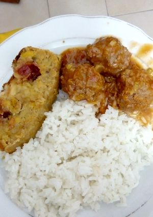 Una foto de Arroz blanco con albóndigas y torta de plátano Maduro