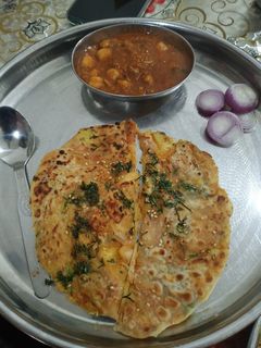 अमृतसरी छोले आलू कुलचा (Amritsari chole aloo kulcha recipe in Hindi) रेसिपी मुख्य फोटो