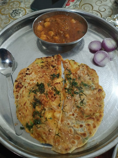 अमृतसरी छोले आलू कुलचा (Amritsari chole aloo kulcha recipe in Hindi) रेसिपी मुख्य फोटो