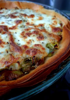 Une photo de Tarte fine à la feuille de brick, garniture poireaux /mozza