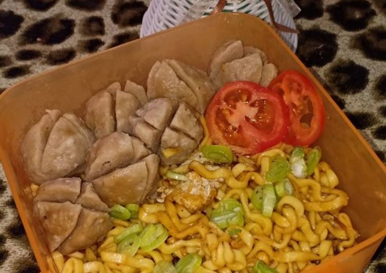 Langkah Mudah untuk Menyiapkan Mie goreng telur puyuh saos tiram yang Bisa Manjain Lidah
