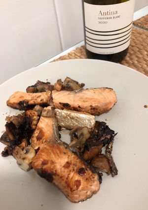 Una foto de Salmón con cebolla y portobellos