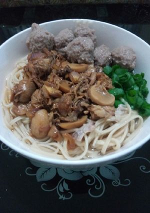 A picture of Mi Ayam Jamur Bakso-Noodle Soup with Chicken Mushroom & Meatball.
