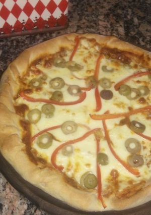 Una foto de Pizza con los bordes rellenos
