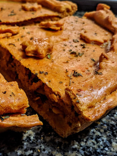 Una foto de OTRA 🌮EMPANADA Gallega con Atún, Txistorra y 🥩Jamón dulce...!