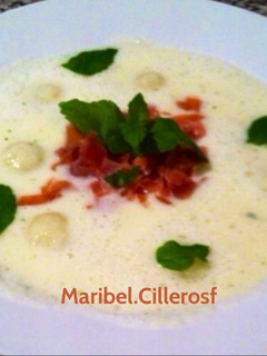Una foto de Sopa de melón con jamón