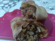 Una foto de carne con ciruela