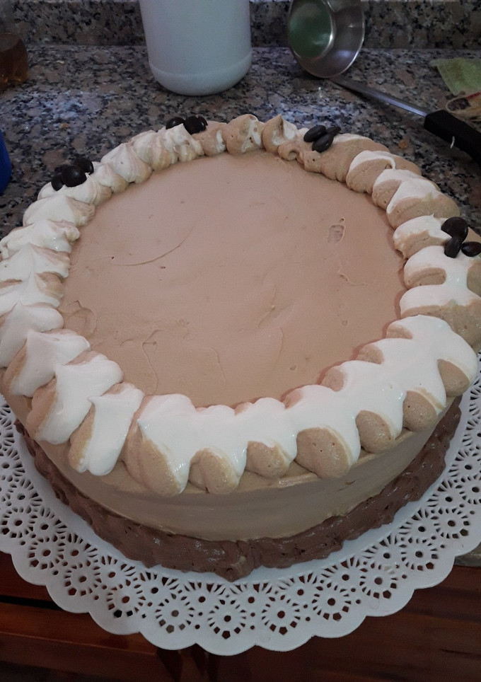 Una foto de Súper torta. (Mousse, crema moka y chantilly)