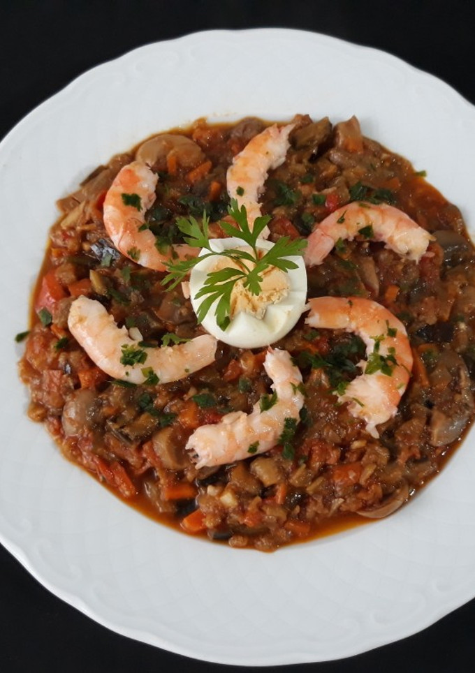 Una foto de Pisto con langostinos