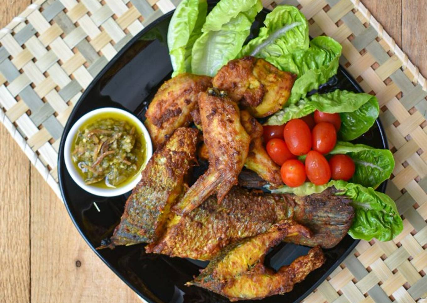 Ayam dan ikan digoreng dengan kunyit