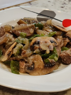 Una foto de Salteado de magro de cerdo con champiñones y pimientos italianos