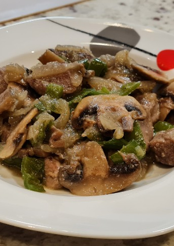 Una foto de Salteado de magro de cerdo con champiñones y pimientos italianos
