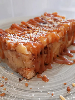 Una foto de Lingote de manzana y brioche con toffee y crocanti
