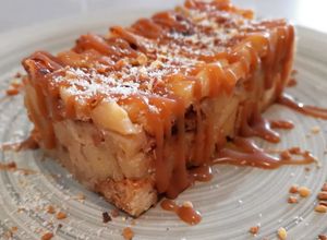 Foto principal de Lingote de manzana y brioche con toffee y crocanti