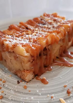 Una foto de Lingote de manzana y brioche con toffee y crocanti