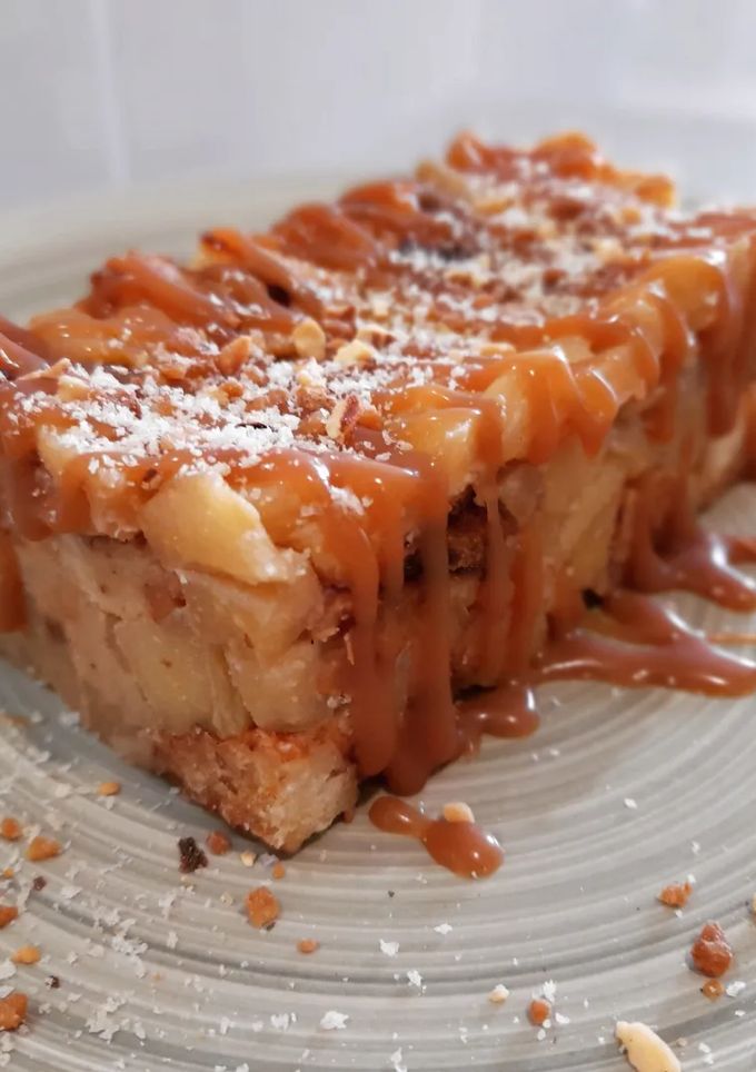 Una foto de Lingote de manzana y brioche con toffee y crocanti