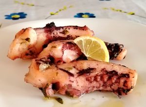 Foto di Tentacoli di Totani Arrostiti con Salsa Vinaigrette