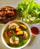 Cơm nhà : canh bí đỏ hầm giò heo và gà chiên nước mắm thêm rau sống ăn kèm