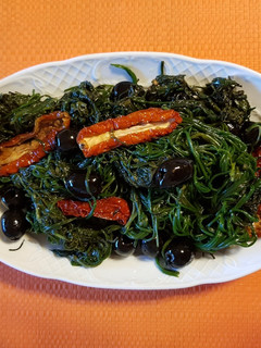 Foto di Agretti, pomodori secchi e olive