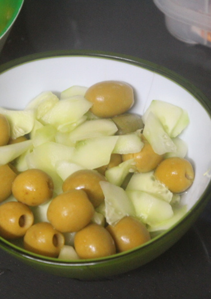 Una foto de Ensalada de pepino con aceitunas rellenas