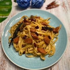 Linguine with sausages (ลิงกวีนี่ผัดพริกแห้ง) A picture of Linguine with sausages (ลิงกวีนี่ผัดพริกแห้ง).
